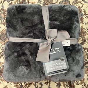 Queen Size Luxury Velvety Plush Blanket
